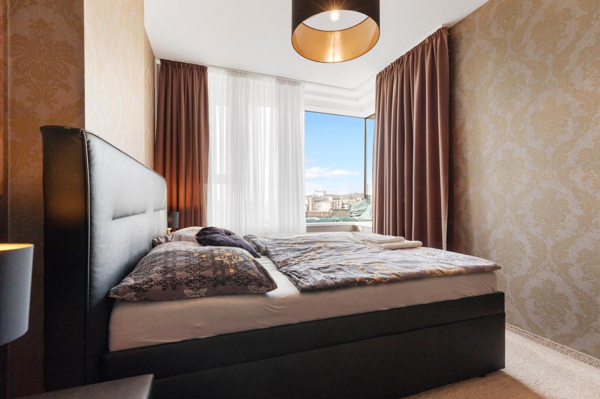 Panorama City Apartment In Downtown Area With Free Parking And Castle View Bratislava Esterno foto