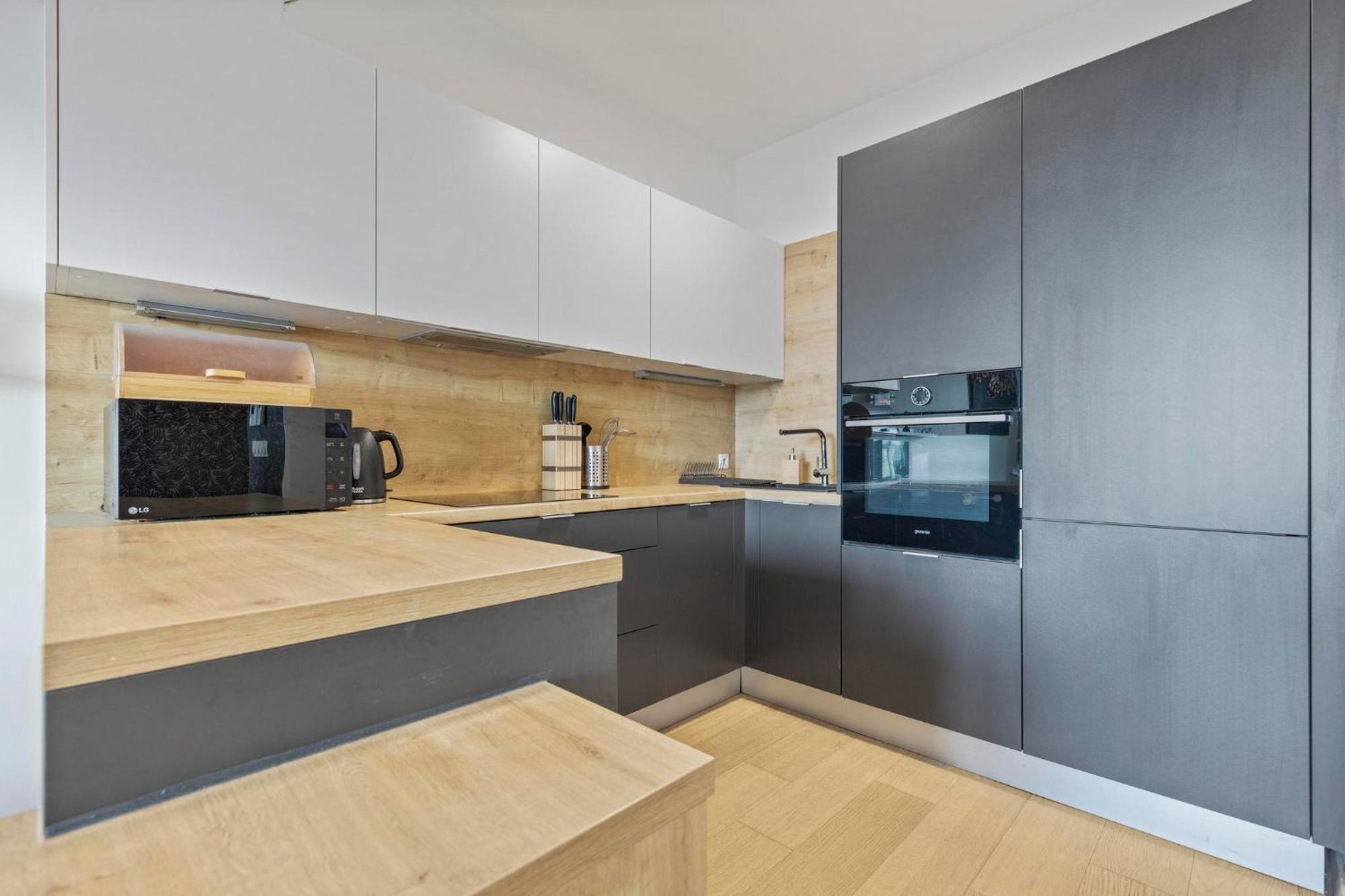 Panorama City Apartment In Downtown Area With Free Parking And Castle View Bratislava Esterno foto
