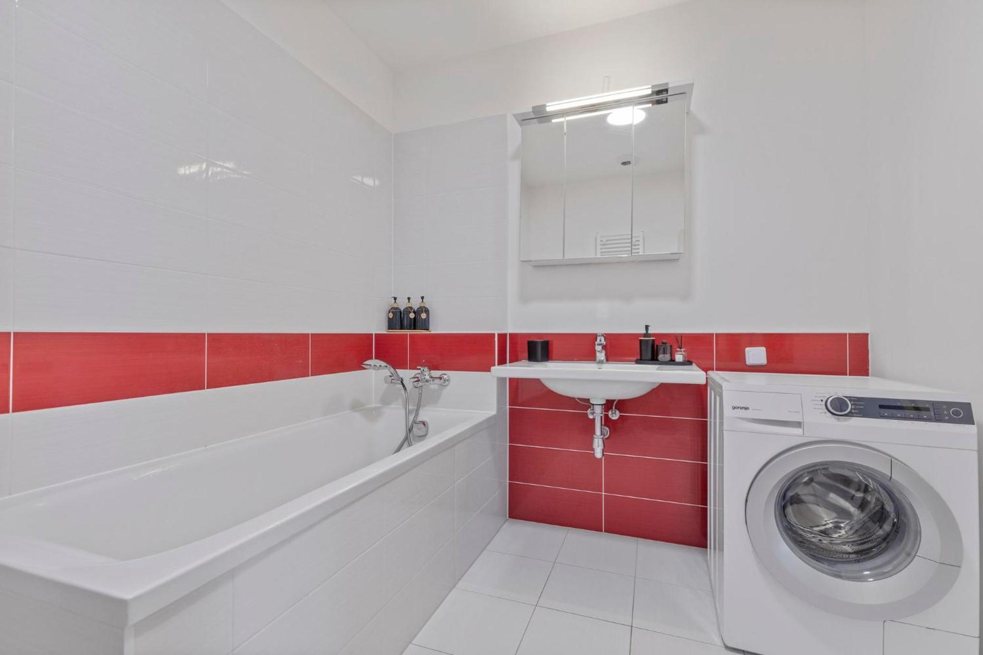 Panorama City Apartment In Downtown Area With Free Parking And Castle View Bratislava Esterno foto