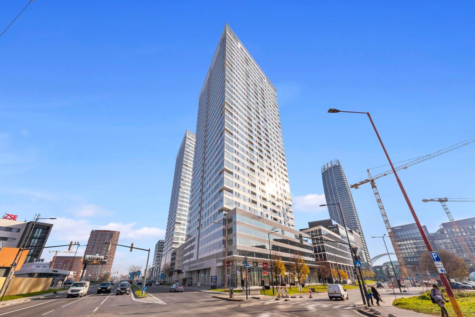 Panorama City Apartment In Downtown Area With Free Parking And Castle View Bratislava Esterno foto