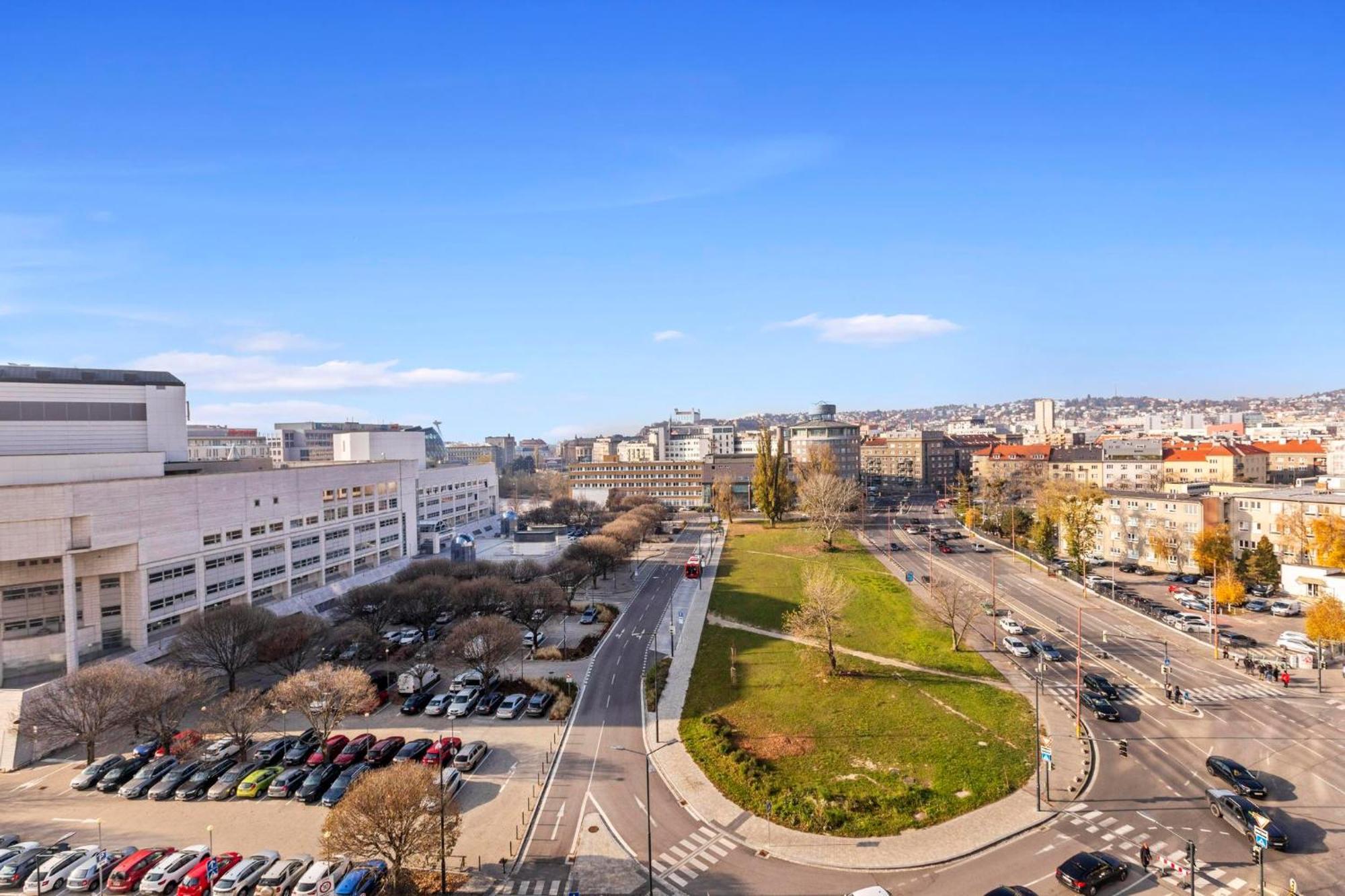 Panorama City Apartment In Downtown Area With Free Parking And Castle View Bratislava Esterno foto