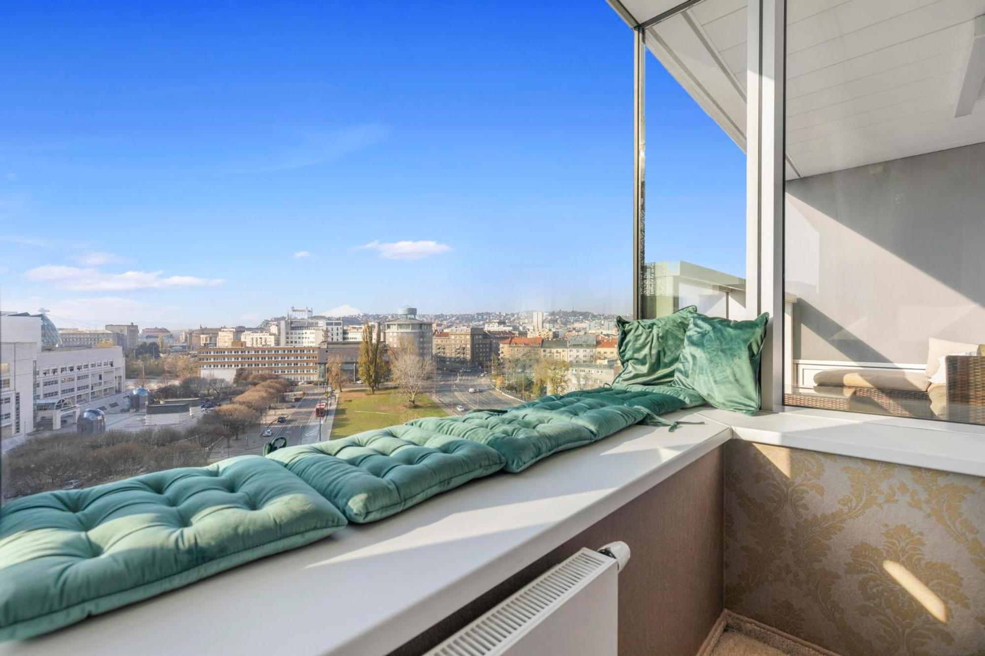 Panorama City Apartment In Downtown Area With Free Parking And Castle View Bratislava Esterno foto