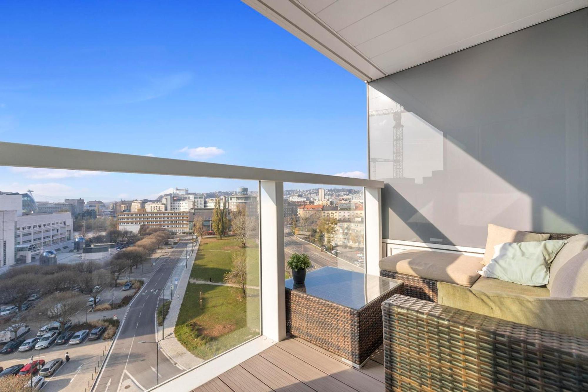Panorama City Apartment In Downtown Area With Free Parking And Castle View Bratislava Esterno foto