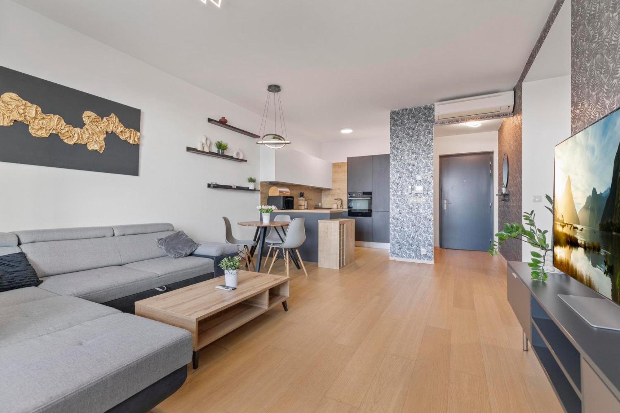 Panorama City Apartment In Downtown Area With Free Parking And Castle View Bratislava Esterno foto