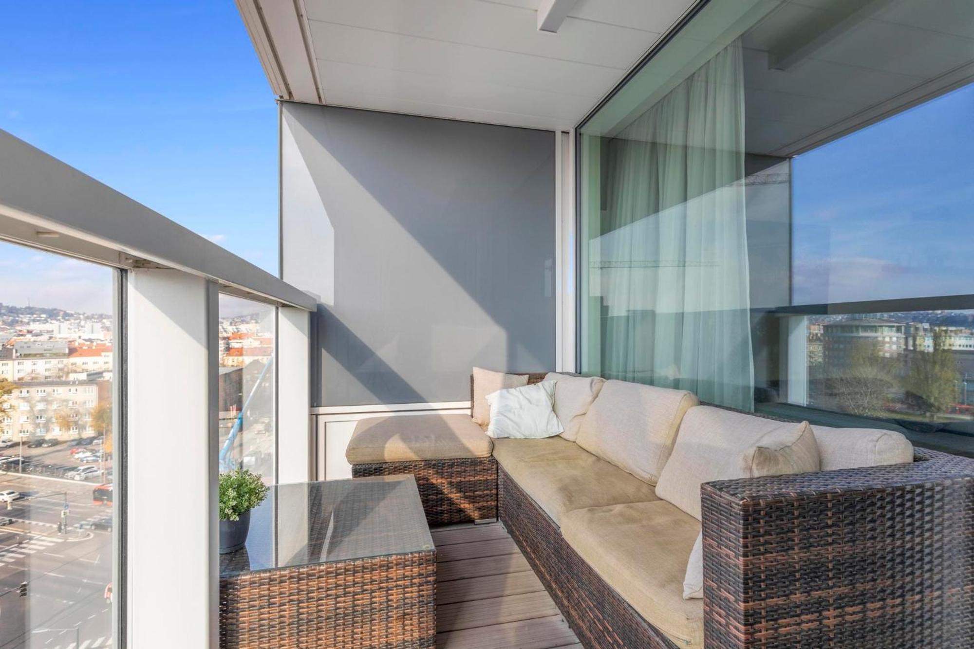 Panorama City Apartment In Downtown Area With Free Parking And Castle View Bratislava Esterno foto